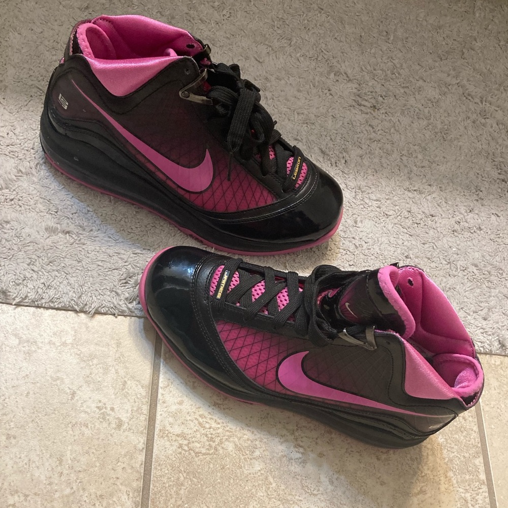 Nike CLASSIC LeBron James Breast Cancer Sneakers - 8/12/2009 🏀 - Picture 3 of 16